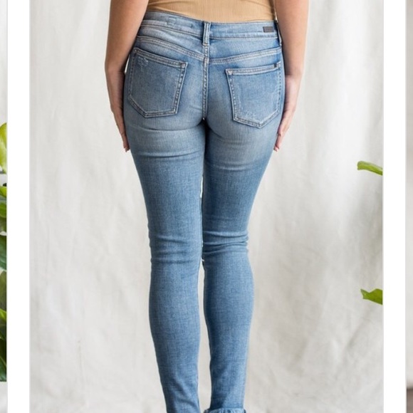 ✨NWT. Sneak Peek Destroyed Skinny Jeans - Picture 4 of 5